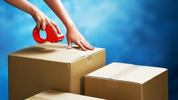 Dùng băng keo cố định thùng carton
